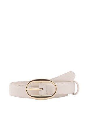 Lichtbeige neplederen riem met een ovale goudkleurige gesp, plat ontwerp en een enkele lus voor aanpassing.