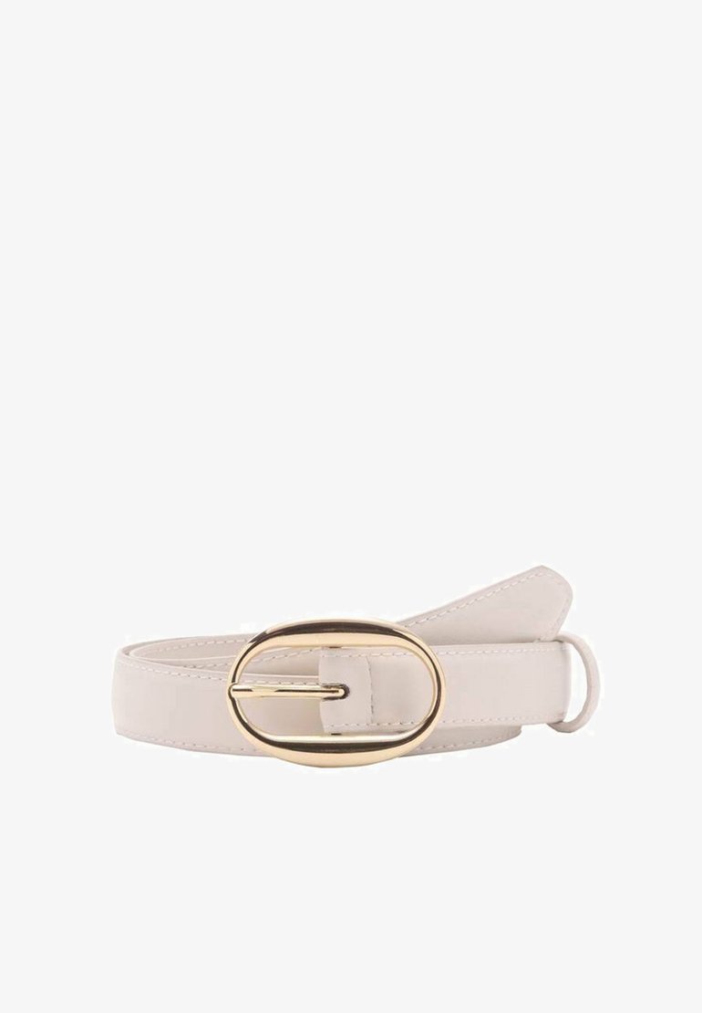 Lichtbeige neplederen riem met een ovale goudkleurige gesp, plat ontwerp en een enkele lus voor aanpassing.