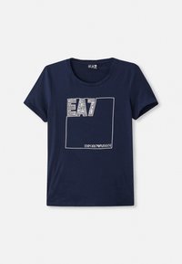 Tumesinine puuvillane t-särk ümmarguse kaelusega, millel on tekstuurne print "EA7" ja allpool valgest värvist "EMPORIO ARMANI". Lühikesed varrukad, vabalt istuv mudel.