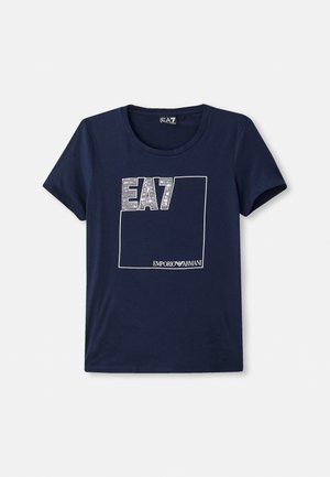 Marinblå bomull t-shirt med rund hals, med "EA7" i en texturerad tryck och "EMPORIO ARMANI" i vitt nedanför. Korta ärmar, avslappnad passform.
