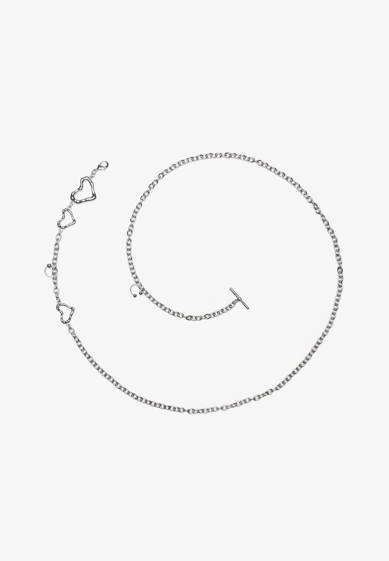 Sølvkjede med hjerteformede ledd, med en teksturert design og en toggle-lås. Den totale formen er avlang med varierende leddstørrelser.
