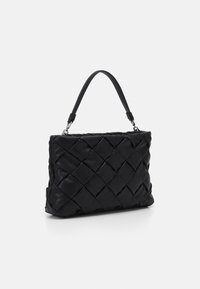 Svart läderhandväska med vävd design, med en lätt glans. Den har ett enda, kort handtag och en rektangulär form.