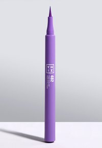 Lilla pennestift eyeliner med fin spiss, med en glatt matt tekstur og merkevarelabel på kroppen. Lett og strømlinjeformet design.