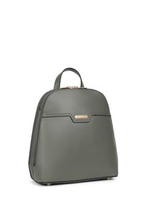 Sac à dos structuré vert olive en cuir texturé avec quincaillerie dorée, une poignée supérieure et un design de panneau avant distinctif.