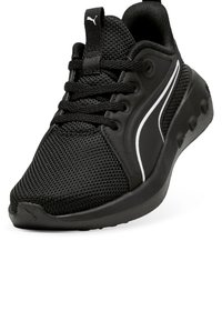 Sneaker sportivo nero con tomaia in mesh, caratterizzato da una superficie testurizzata, accenti bianchi e una suola in gomma ammortizzata.