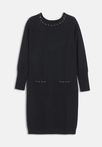 Robe en maille noire à manches longues avec encolure ronde et deux poches avant, chacune ornée de petits clous argentés.