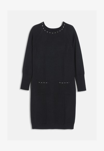 Robe en maille noire à manches longues avec encolure ronde et deux poches avant, chacune ornée de petits clous argentés.