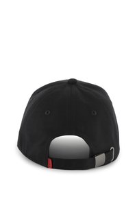 Casquette noire avec une visière courbée, une sangle ajustable et des garnitures en métal. Se distingue par un tissu texturé et une petite étiquette rouge en accent.