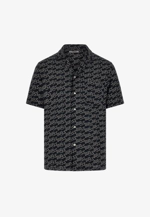 Zwart kort mouwen overhemd met knopen, bedrukt met herhaalde diagonale "GUESS" logo's en een borstzak aan de linkerkant.