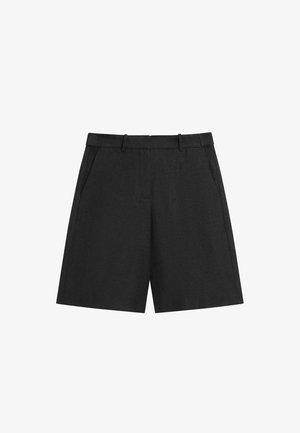 Schwarze, maßgeschneiderte Shorts in knielanger Länge mit Gürtelschlaufen und Seitentaschen, dargestellt vor weißem Hintergrund.