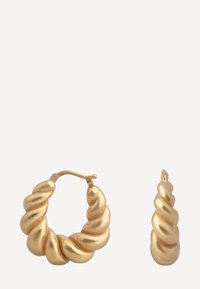 Złote kolczyki w kształcie kół z przekręcaną konstrukcją, gładką powierzchnią i bezpiecznym zapięciem. W komplecie znajduje się pasujący kolczyk w kształcie kropli.