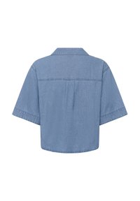 Chemise courte en denim bleu clair avec manches courtes, col, empiècement cousu et détail de pli au dos sur fond blanc.