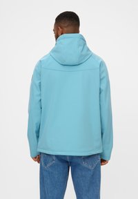 Ljusblå softshell-jacka med huva, med en mjuk textur och en enkel design. Detaljer inkluderar sömmar som är sydda och en rak fåll.