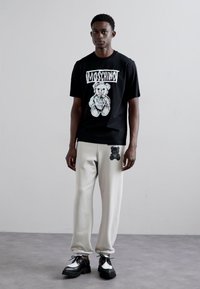 MOSCHINO Μπλουζάκι με στάμπα - fantasia nero