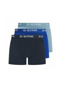 Drei Paare G-Star Boxershorts in den Farbtönen Dunkelmarine, Blau und Hellblau. Jedes Paar hat einen kontrastierenden Logo-Gummibund. Glatte Stoffstruktur.