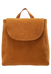 Mochila de ante marrón con cierre de solapa, un asa corta y dos costuras verticales. Textura suave con un aspecto ligeramente aterciopelado.