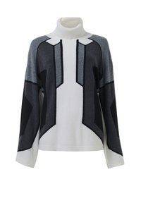 Witte turtleneck trui met zwarte, donkergrijze en lichtgrijze geometrische kleurvlakken op de voorkant en de mouwen.