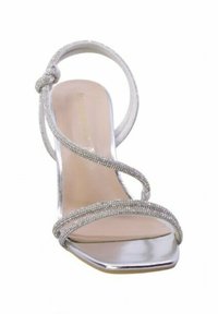Sandal con tacco alto argentato con punta quadrata. Caratterizzata da cinturini intrecciati decorati con strass e una sottile cinghia alla caviglia.