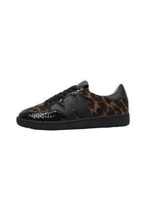Zapatilla negra con tela estampada de leopardo, detalles en piel negra texturizada, cordones y suela plana, mostrada de lado sobre un fondo blanco.