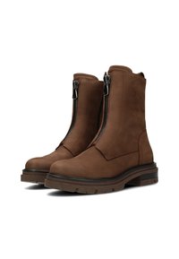 Bottines en suede marron avec double fermeture éclair, bout rond et semelles en caoutchouc noir. Fini texturé avec des détails de couture contrastants.