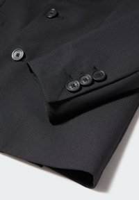 Svart skräddarsydd blazer i en mjuk tygkvalitet, med två knappar framtill och treknapps manschett med matchande svarta knappar.