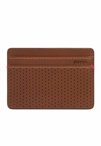 Portafoglio in pelle marrone con texture perforata, dotato di quattro scomparti per carte e una cucitura rossa a contrasto. Logo "FOSSIL" impresso sul fronte.