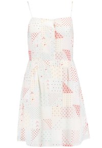 Un vestito azzurro chiaro con un motivo a patchwork di forme rosse e crema, dotato di spalline sottili, una chiusura frontale con bottoni e una gonna svasata.