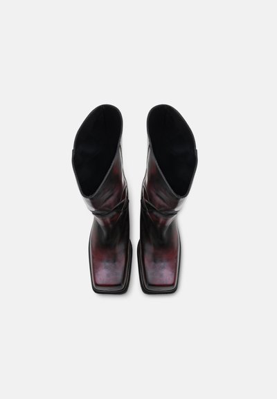 ECKHAUS LATTA STACKED BOOT UNISEX - Boots - dark green/red elektra