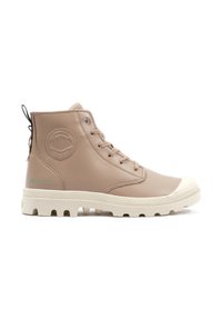 Des baskets montantes beige en cuir lisse, avec un embout en caoutchouc, une semelle texturée, un patch logo sur le côté et une semelle intermédiaire blanche contrastante.
