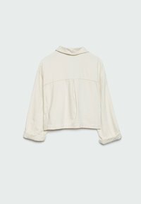 Skórzana kurtka w kolorze kremowym, skrócona, z kołnierzem, podwiniętymi rękawami i szczegółem w postaci pliszki z tyłu. Wykonana z miękkiej tkaniny o gładkiej fakturze.