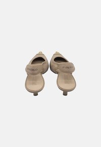 Scarpe slingback in tessuto beige con punta appuntita, tacco basso e dettaglio dorato, dotate di una fascia con logo sul retro.