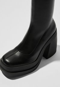Bershka Botines con plataforma - black