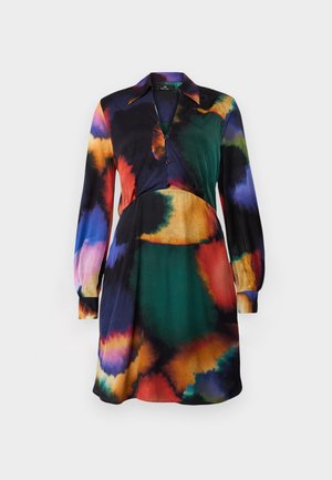 Robe à manches longues et à boutonnières, avec un motif tie-dye vibrant aux couleurs allant du vert, noir, orange et violet ; texture de tissu douce.