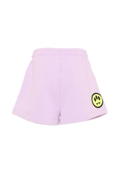 Pantalones cortos lilas con cintura elástica y un pequeño gráfico de una carita sonriente amarilla y negra en la parte inferior de la pierna derecha.