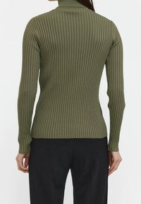 Olivgrüner, gerippter Rollkragenpullover mit langen Ärmeln, figurbetontem Design, strukturiertem Stoff und nahtlosem Abschluss am Saum und an den Bündchen.