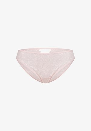 Culotte en dentelle rose clair avec des motifs floraux, présentant un design taille basse et un détail découpé à l'arrière. Matériau doux et texturé.