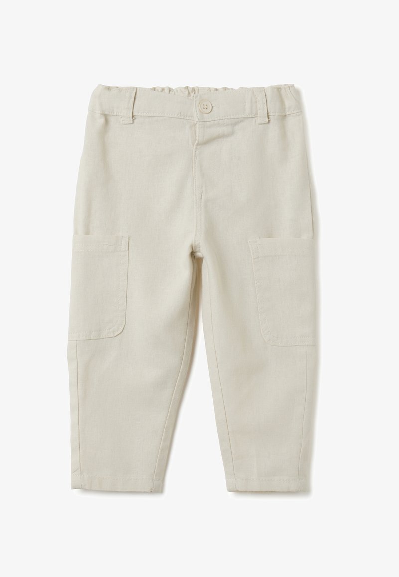 Pantalons cargo en coton beige avec taille élastique, dotés de deux poches latérales et d'une fermeture à bouton à l'avant. Texture lisse, jambe droite.