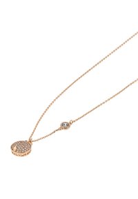 Guldtonet halskæde med en rund vedhæng besat med klare krystaller, suppleret af en delikat kæde og cirkulært detalje nær låsen.