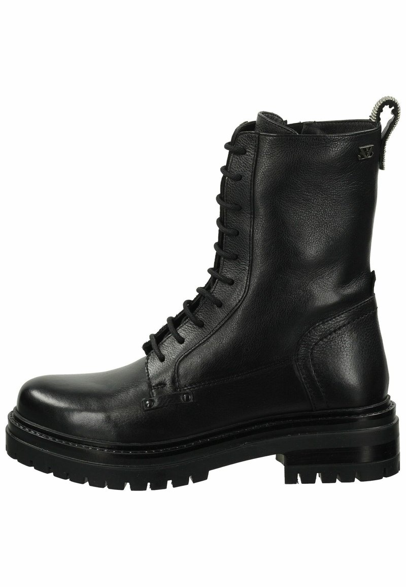 Bota de combate negra de cuero con punta redonda, cierre de cordones en la parte delantera y suela resistente. Presenta un lazo de tirador y un acabado texturizado.