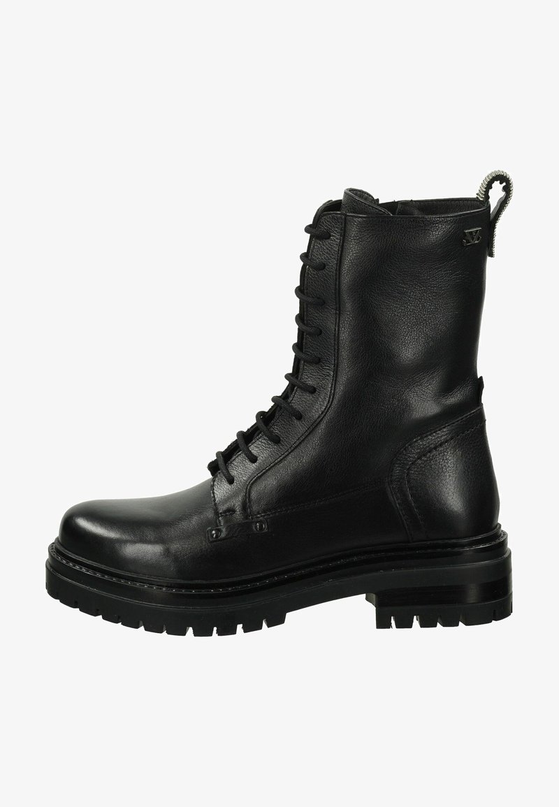 Bota de combate negra de cuero con punta redonda, cierre de cordones en la parte delantera y suela resistente. Presenta un lazo de tirador y un acabado texturizado.