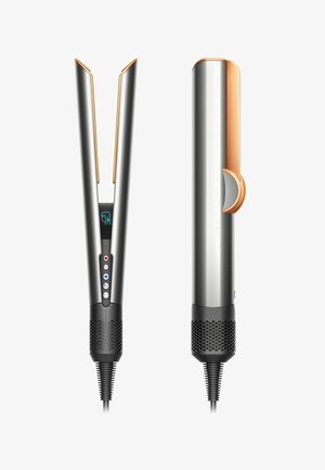 Haarglätter mit einem schlanken silbernen Gehäuse, goldenen Akzenten, mehreren Steuerungen und einem strukturierten Griff für besseren Halt. Duale flache Platten zum Stylen.