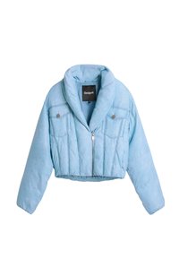 Lühendatud helesinine tikkpattidega jakk laia kraega, tõmblukuga ees ja kahe rinna taskuga, millel on nupuvajutused. Pehme tekstuur ja struktureeritud disain.