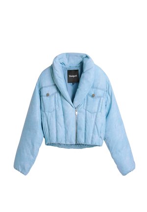 Lühendatud helesinine tikkpattidega jakk laia kraega, tõmblukuga ees ja kahe rinna taskuga, millel on nupuvajutused. Pehme tekstuur ja struktureeritud disain.