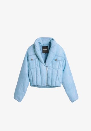 Veste matelassée bleu clair, coupée, avec un large col, fermeture éclair à l'avant et deux poches poitrine avec des accents de bouton. Texture douce et design structuré.