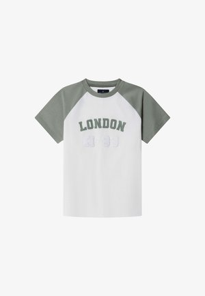 T-shirt à manches courtes avec corps blanc et manches raglan vertes. Présente "LONDON" et "H-83" en lettres majuscules sur le devant. Matière en coton.