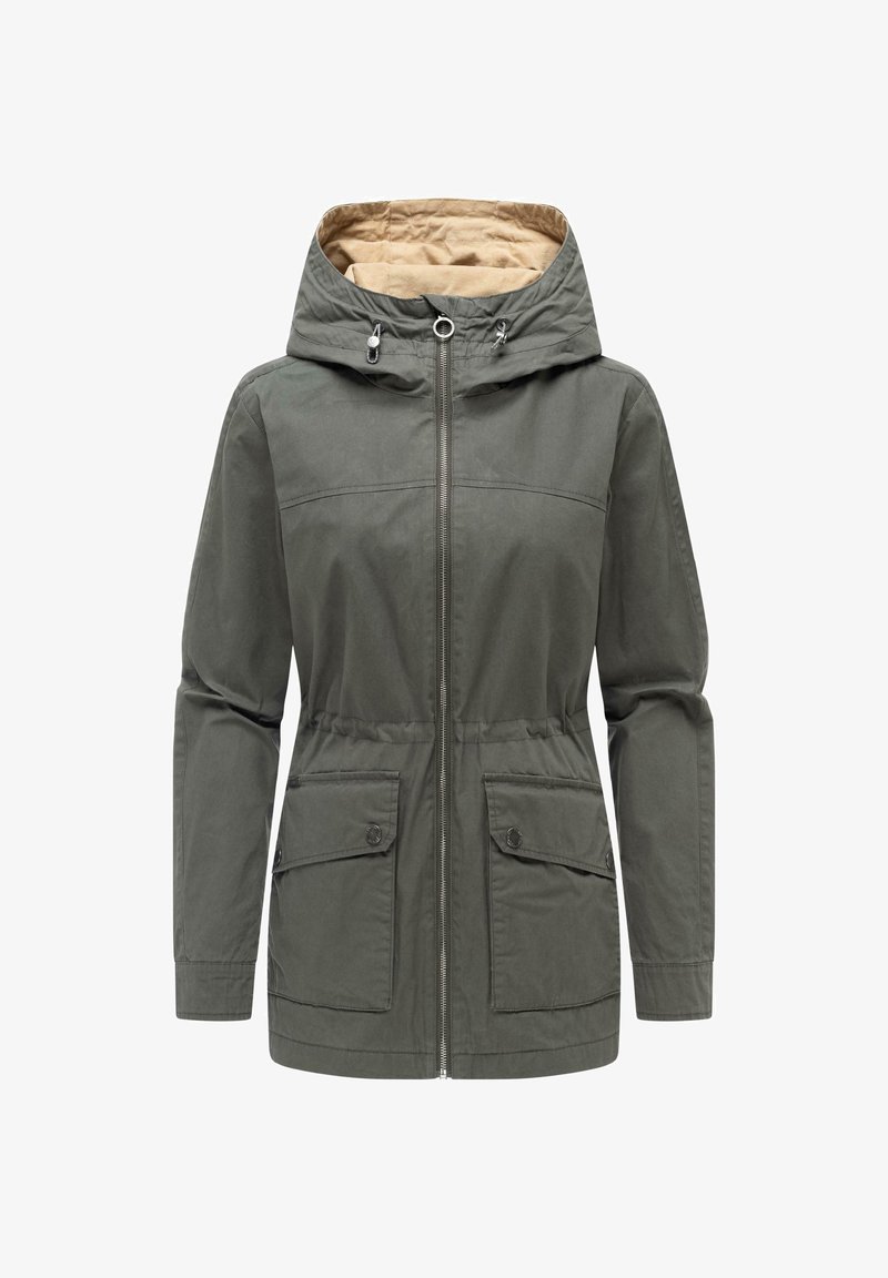 Kurtka z kapturem w kolorze oliwkowej zieleni, z przednim zamkiem błyskawicznym, regulowanym sznurkiem w talii i kapturze oraz dwoma przednimi kieszeniami na patkę zapinanymi na guziki.