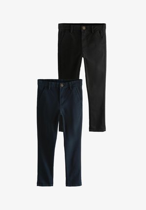 Dva páry nohavíc slim fit, jedny čierne a jedny tmavomodré, každé s pútkami na opasok, bočnými vreckami a zapínaním na gombík na bielom pozadí.