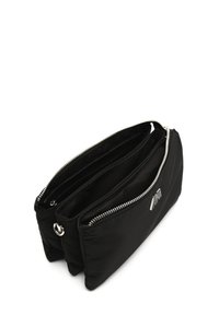 Czarna nylonowa saszetka na zamek błyskawiczny z trzema przegródkami, srebrnymi akcesoriami i wytłoczonym logo. Gładka tekstura, elegancki prostokątny kształt.