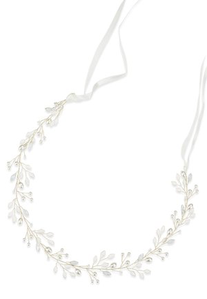 Corona floreale delicata con rami argentati, nastro bianco e perle simili a perle. Le foglie sono traslucide con una leggera lucentezza.