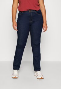 ONLY Carmakoma - CARLAOLAHW FLARED - Jeans bootcut - dark blue denim Immagine in miniatura 1